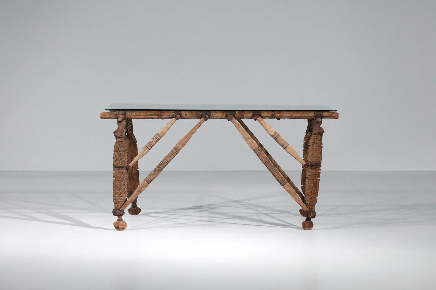 table console ethnique africaine des années 60 en bois et cuir - G819