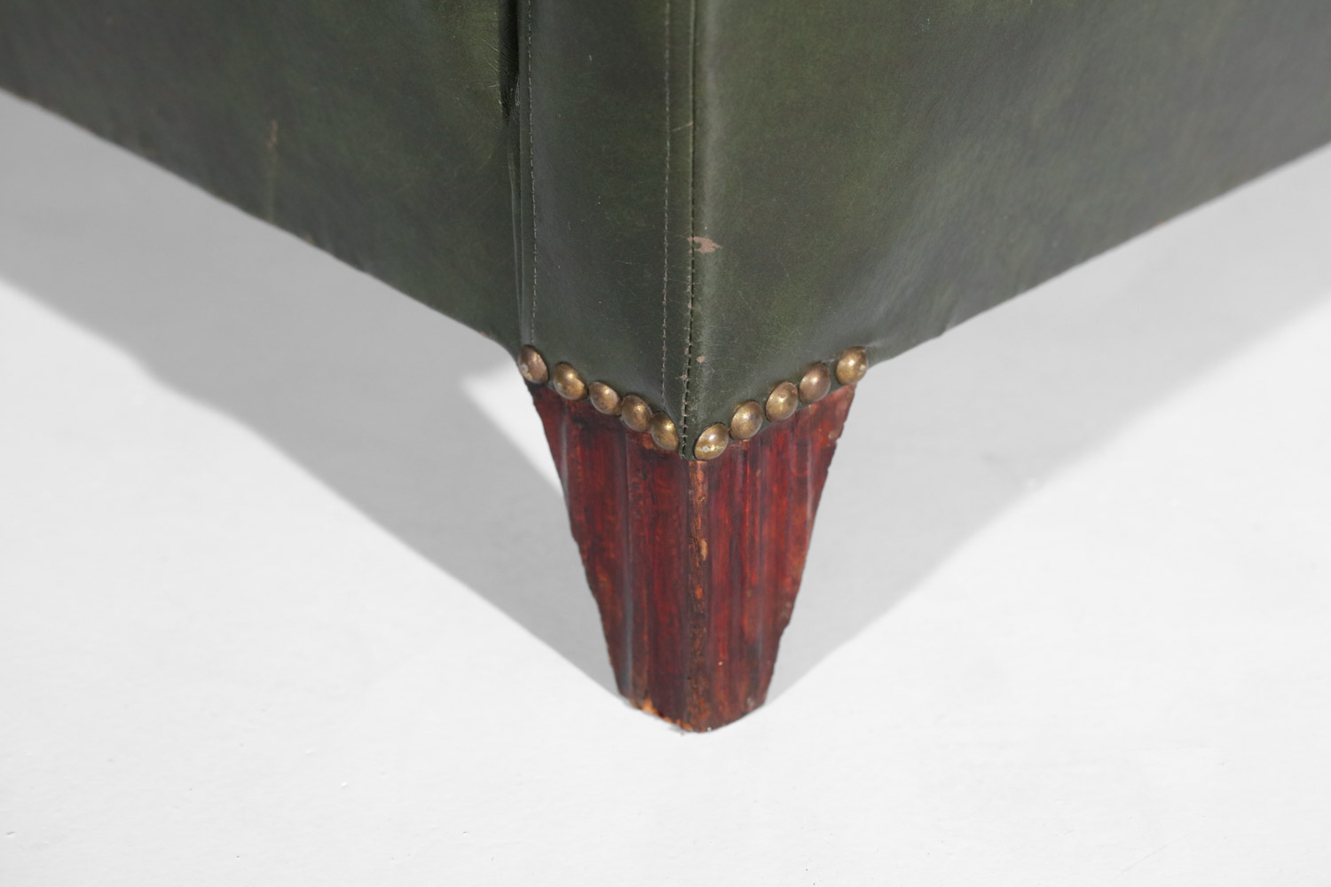 Fauteuil art déco des années 40 en simili cuir vert sapin