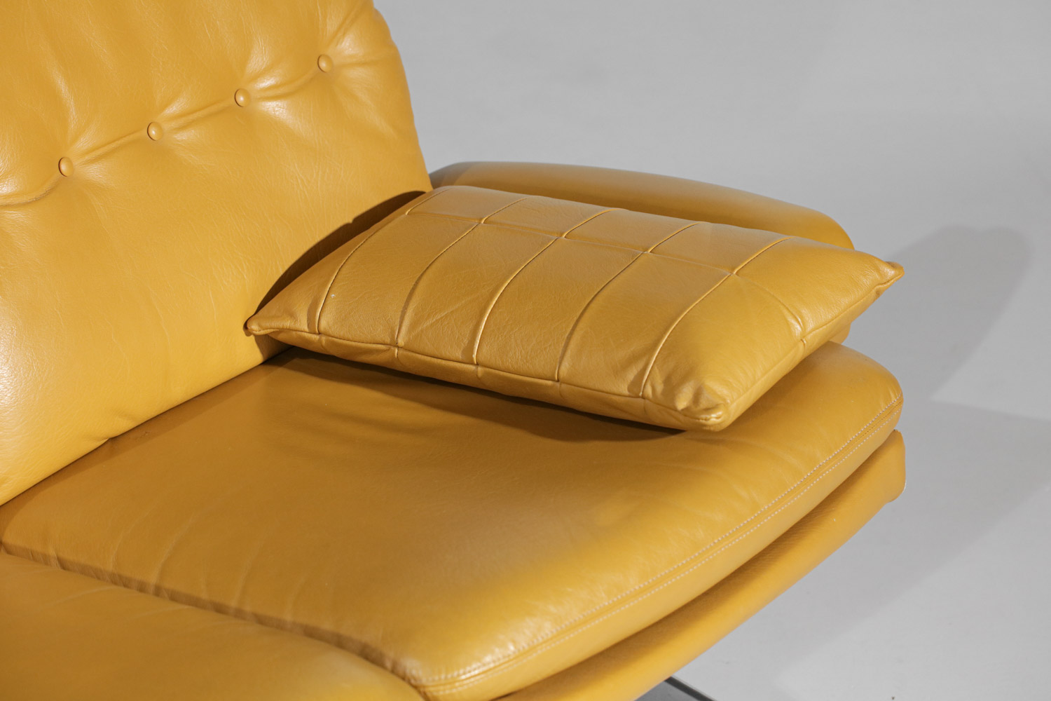 Canapé cuir jaune style Charles et Ray Eames - sofa banquette germany - H06