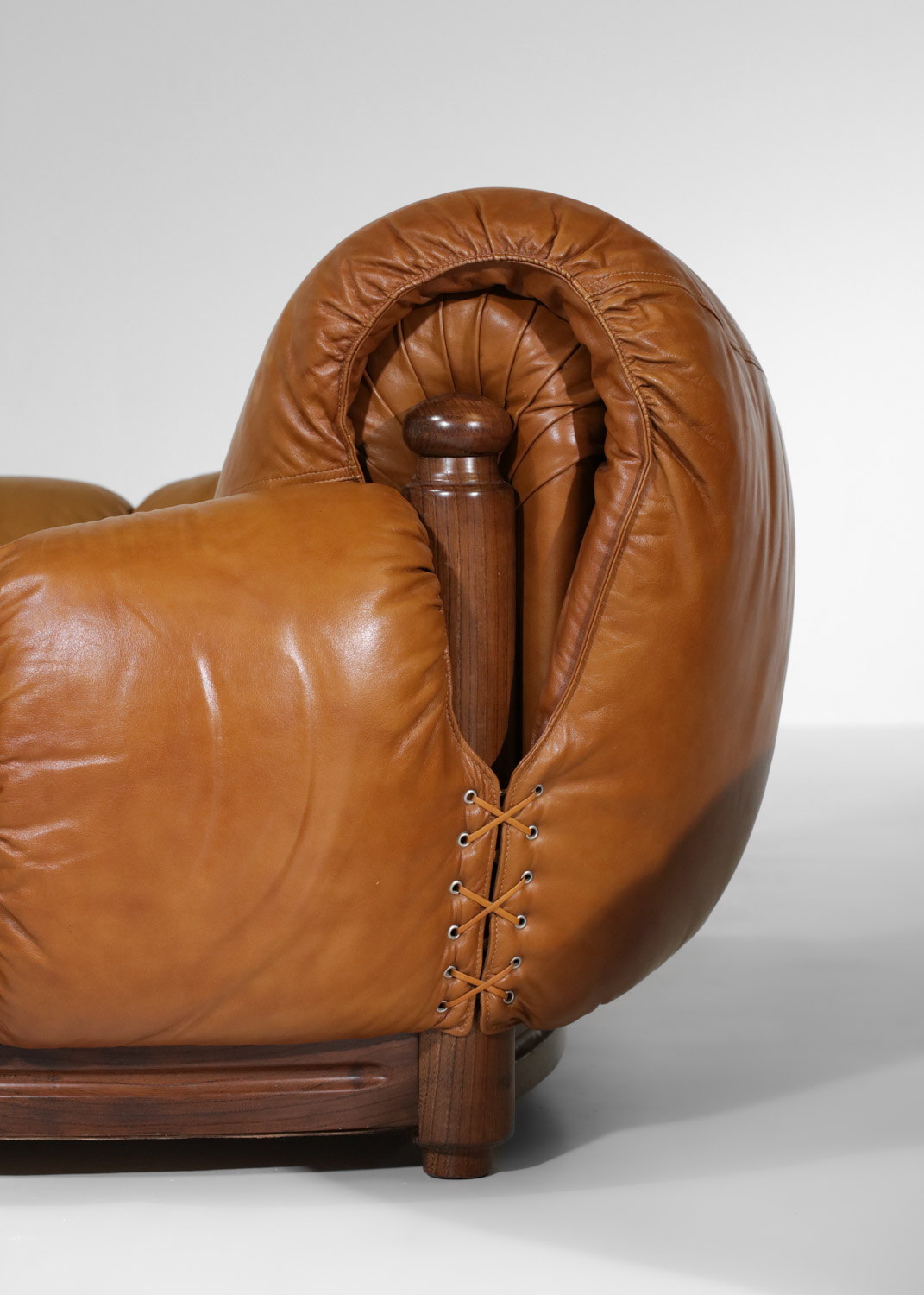paire de fauteuils en cuir cognac galbé boule années 70