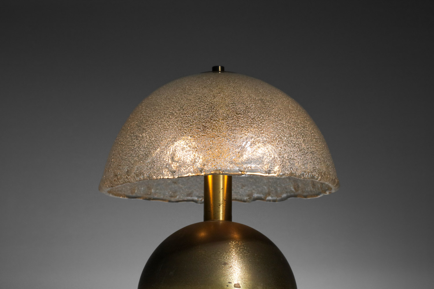 grande lampe à poser italienne attr. angelo brotto demi sphere en verre et laiton H111