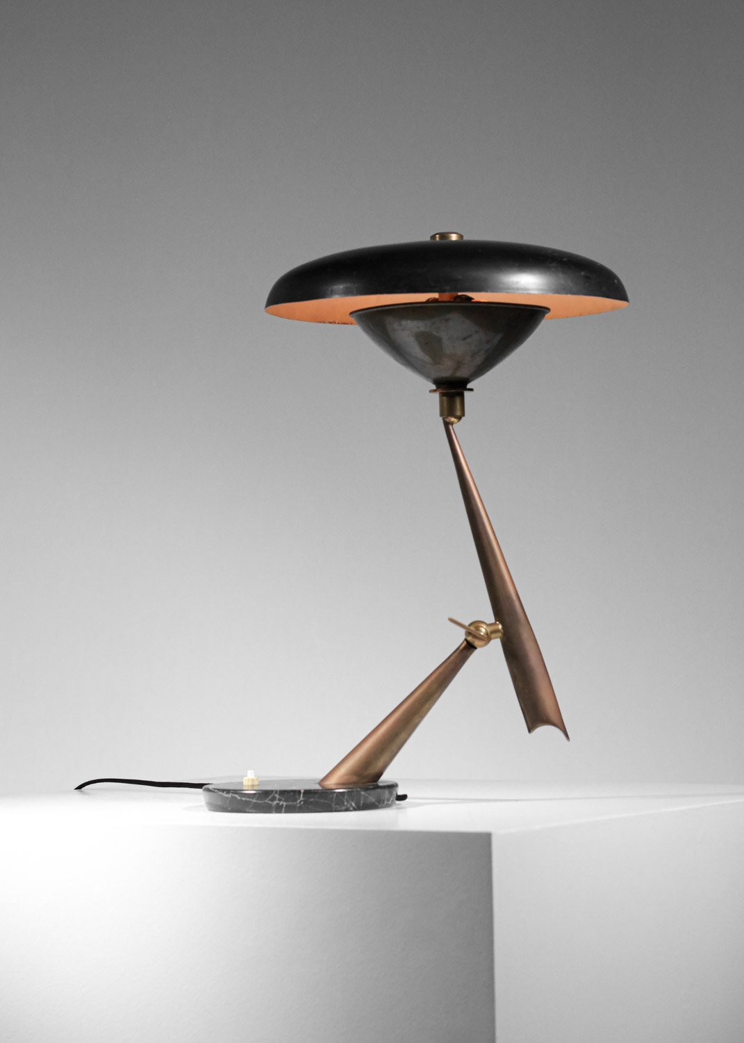 Lampe de table italienne années 50 attr. à Lumen laquée noire et laiton socle en marbre Années 60 style arredoluce stillux H130