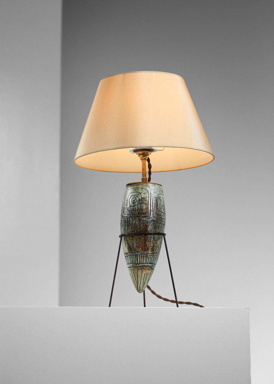 Lampe en céramique posée sur support en métal dans le style de Jacques Blin années 60 G789
