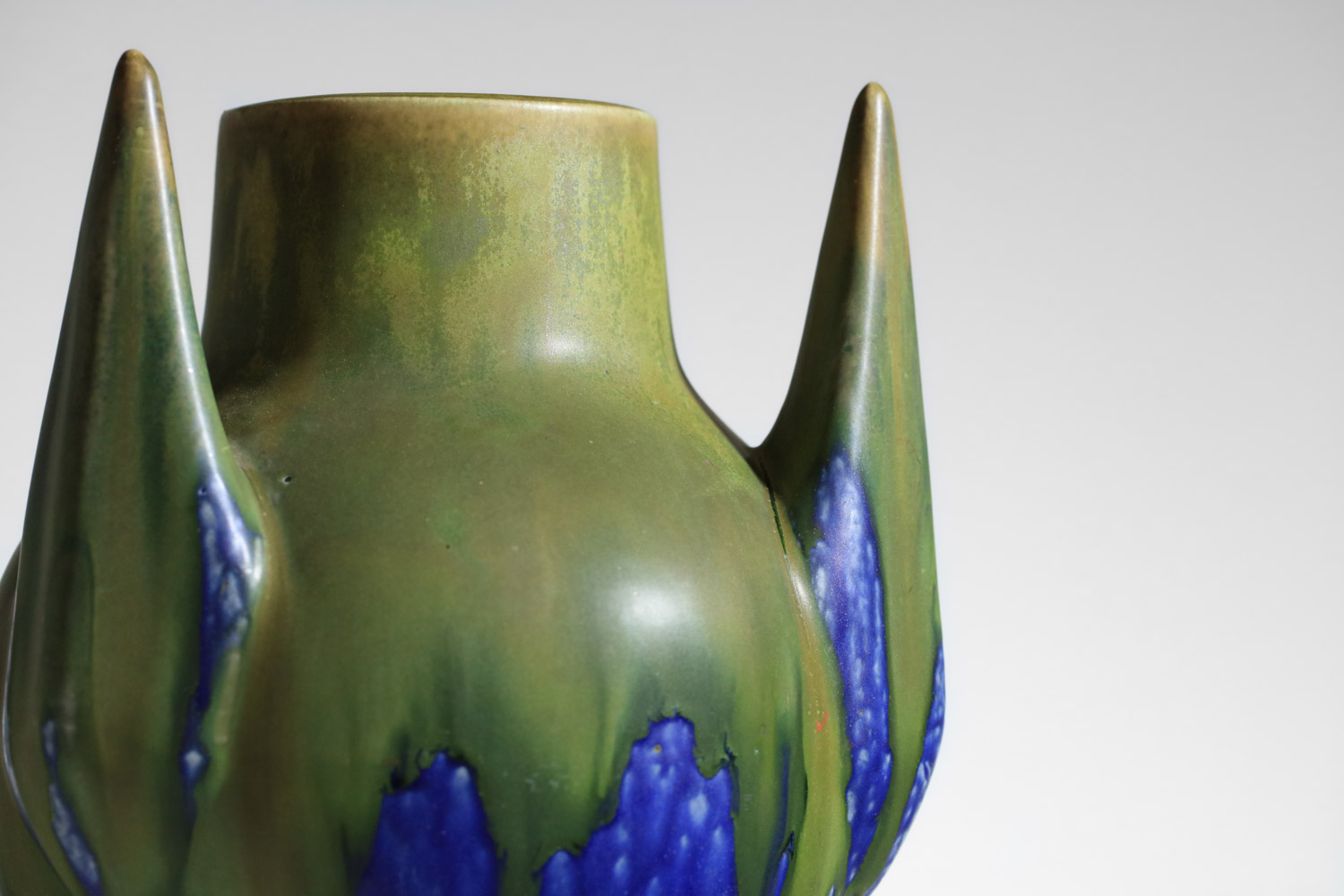 vase en céramique Gilbert Méténier émaillé bleu et vert avec 3 cornes - G891
