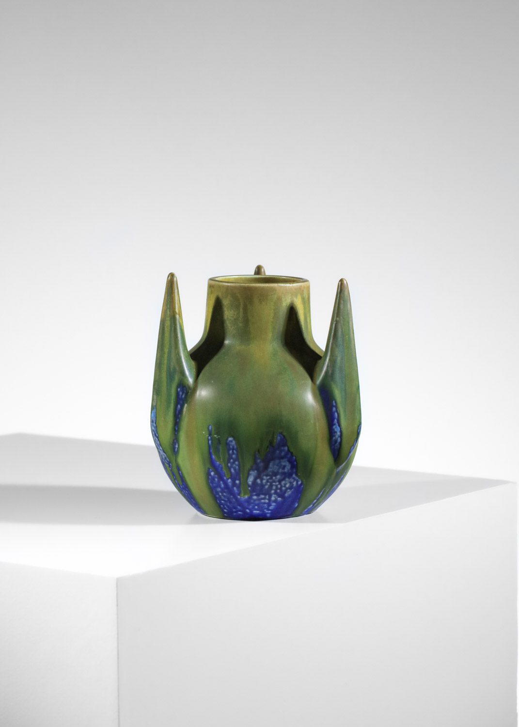 vase en céramique Gilbert Méténier émaillé bleu et vert avec 3 cornes - G891