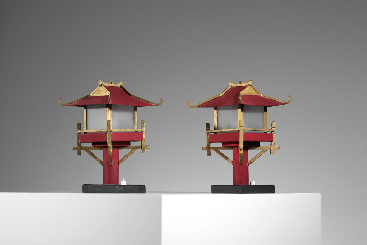 paire de lampes années 50 en forme de pagode chinoise artisanale - H184