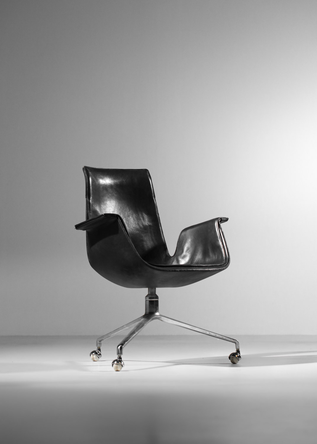 fauteuil de bureau danois Preben Fabricius et Jorgen Kastholm cuir noir Alfred Kill modèle 6772 - H432