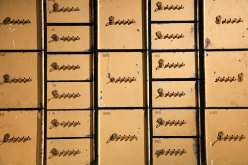 lot de coffre de banque années 30 / 40 acier et laiton métal laqué jaune numérotés art déco
