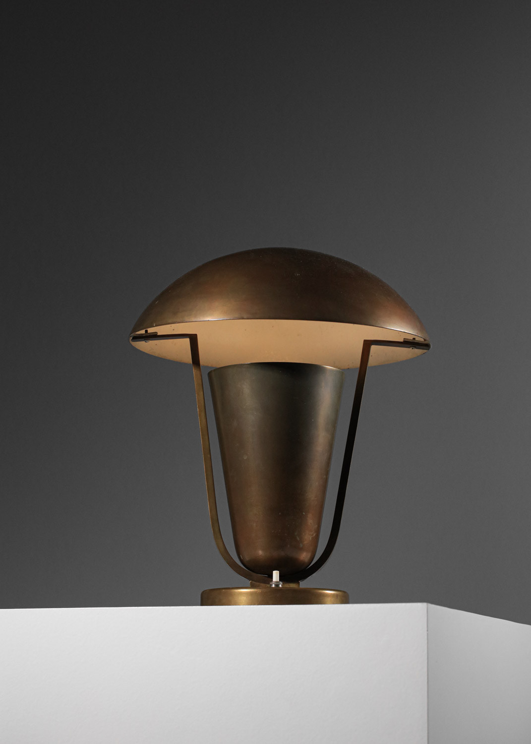 lampe de table art deco années 30 en laiton patiné