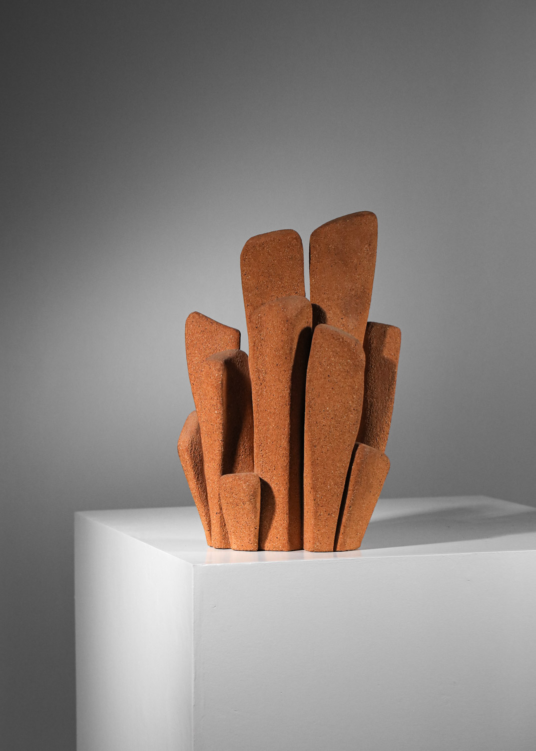 sculpture brutaliste en céramique terre chamottée abstrait années 70 - H330