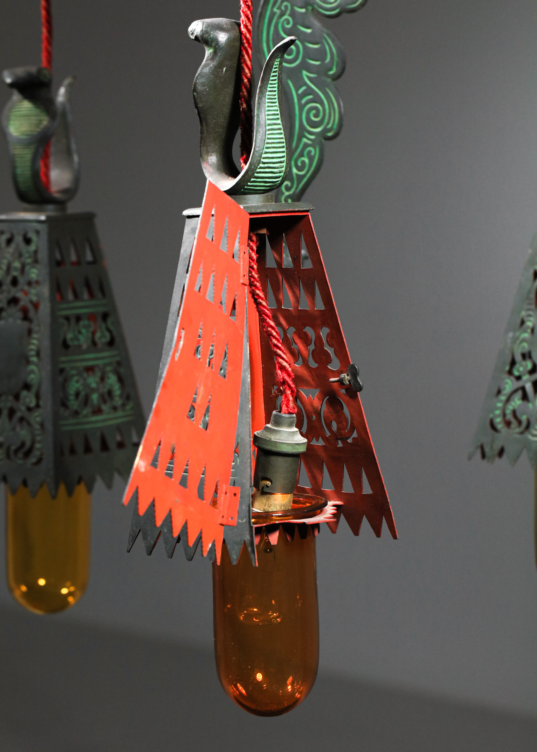 Lustre à décor orientaliste des années 40 en bronze ciselé pièce unique - H347