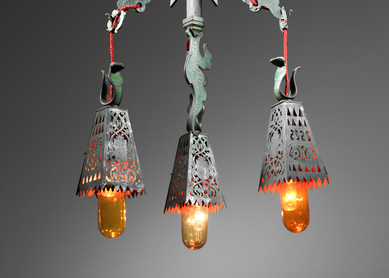 Lustre à décor orientaliste des années 40 en bronze ciselé pièce unique - H347