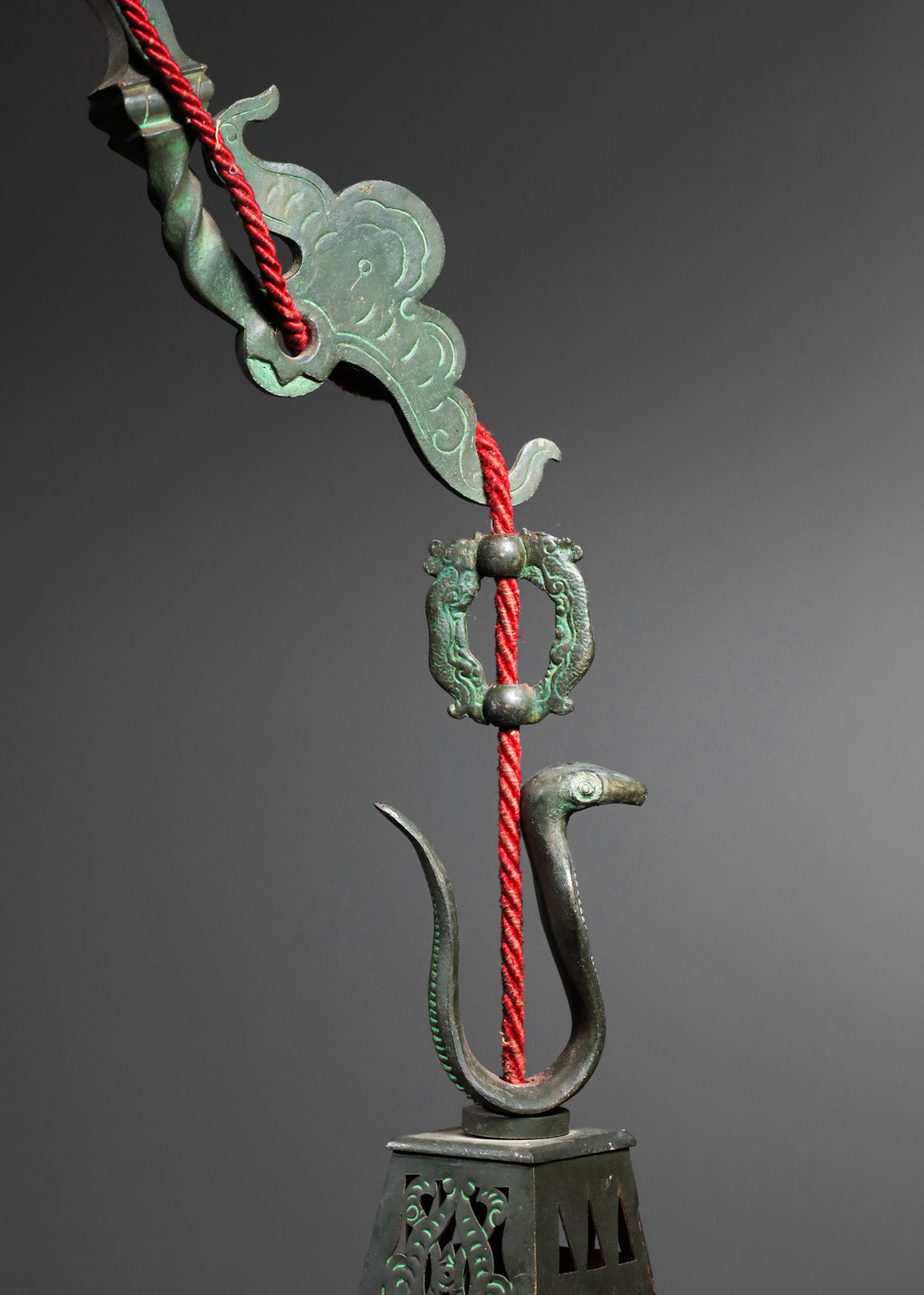 Lustre à décor orientaliste des années 40 en bronze ciselé pièce unique - H347