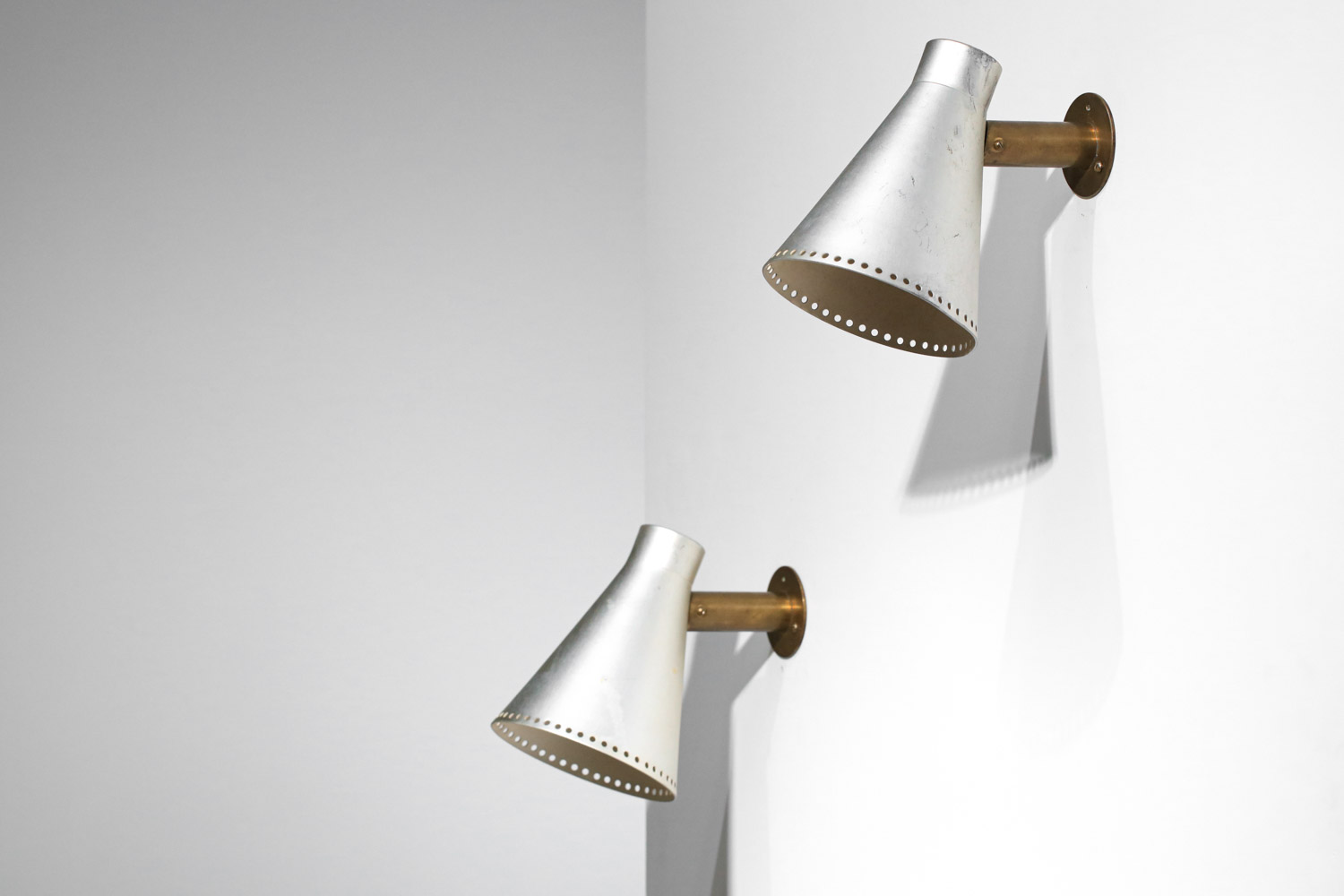 PAIR OF ITALIAN BRASS ARTICULATED WALL LIGHTS BY ALBINI & HELG c