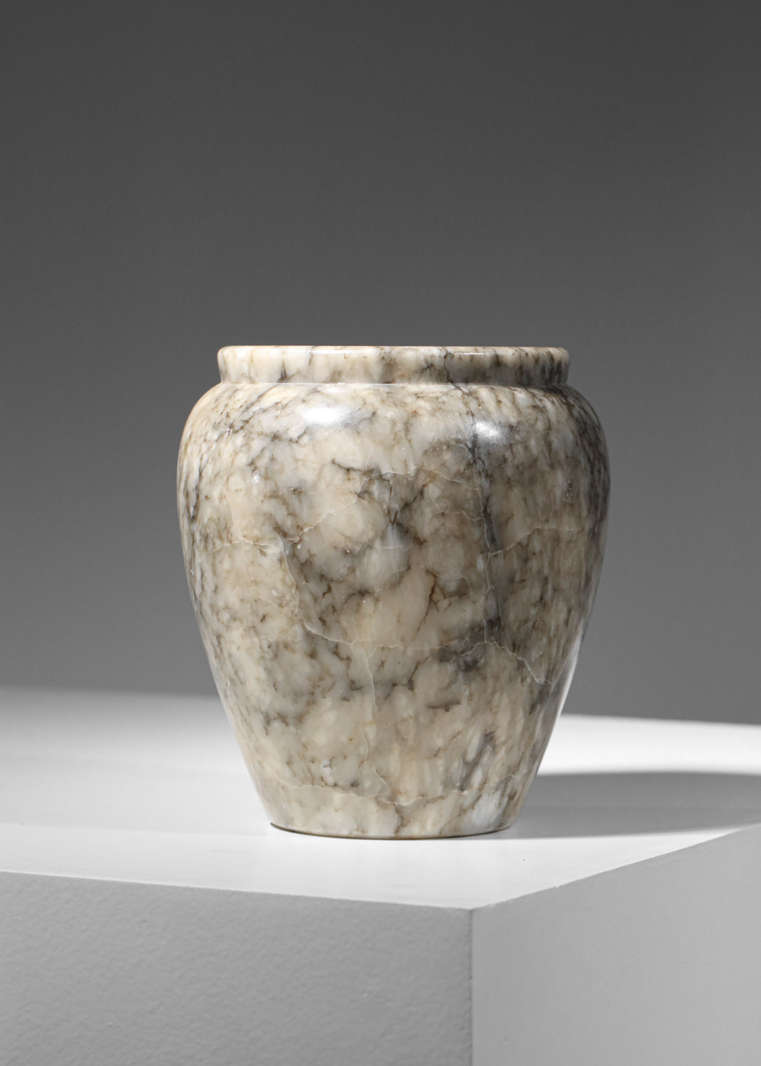 vase en marbre gris années 40 francais