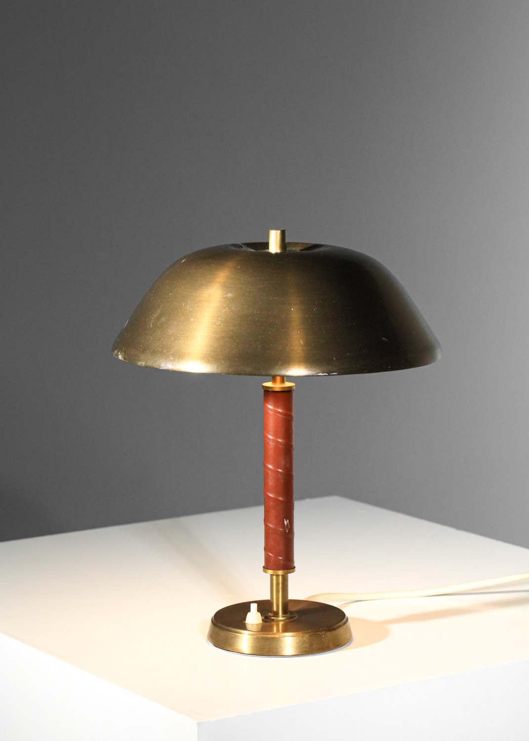 lampe de table suedoise en laiton et cuir scandinave H660 2200 2000