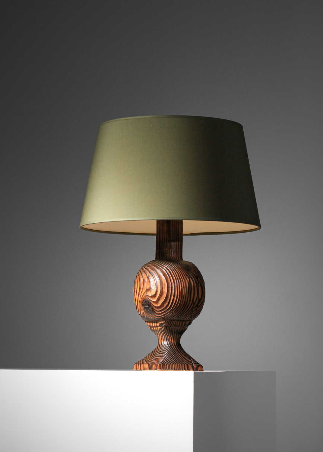 Lampe de table brutaliste art populaire en bois brulé - H323