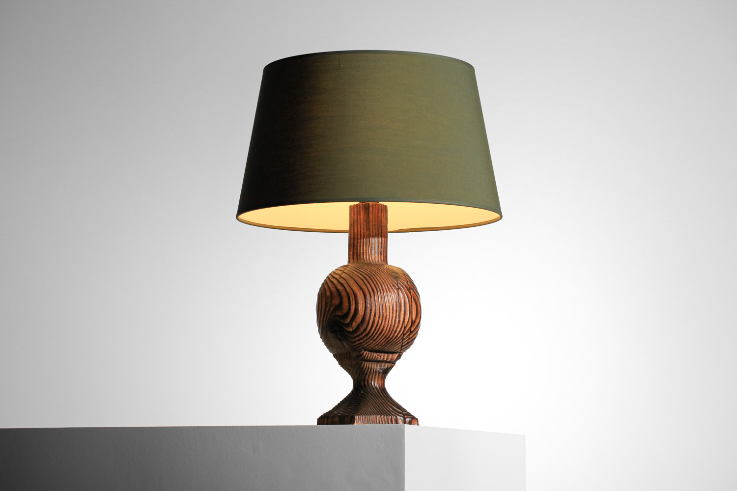 Lampe de table brutaliste art populaire en bois brulé - H323