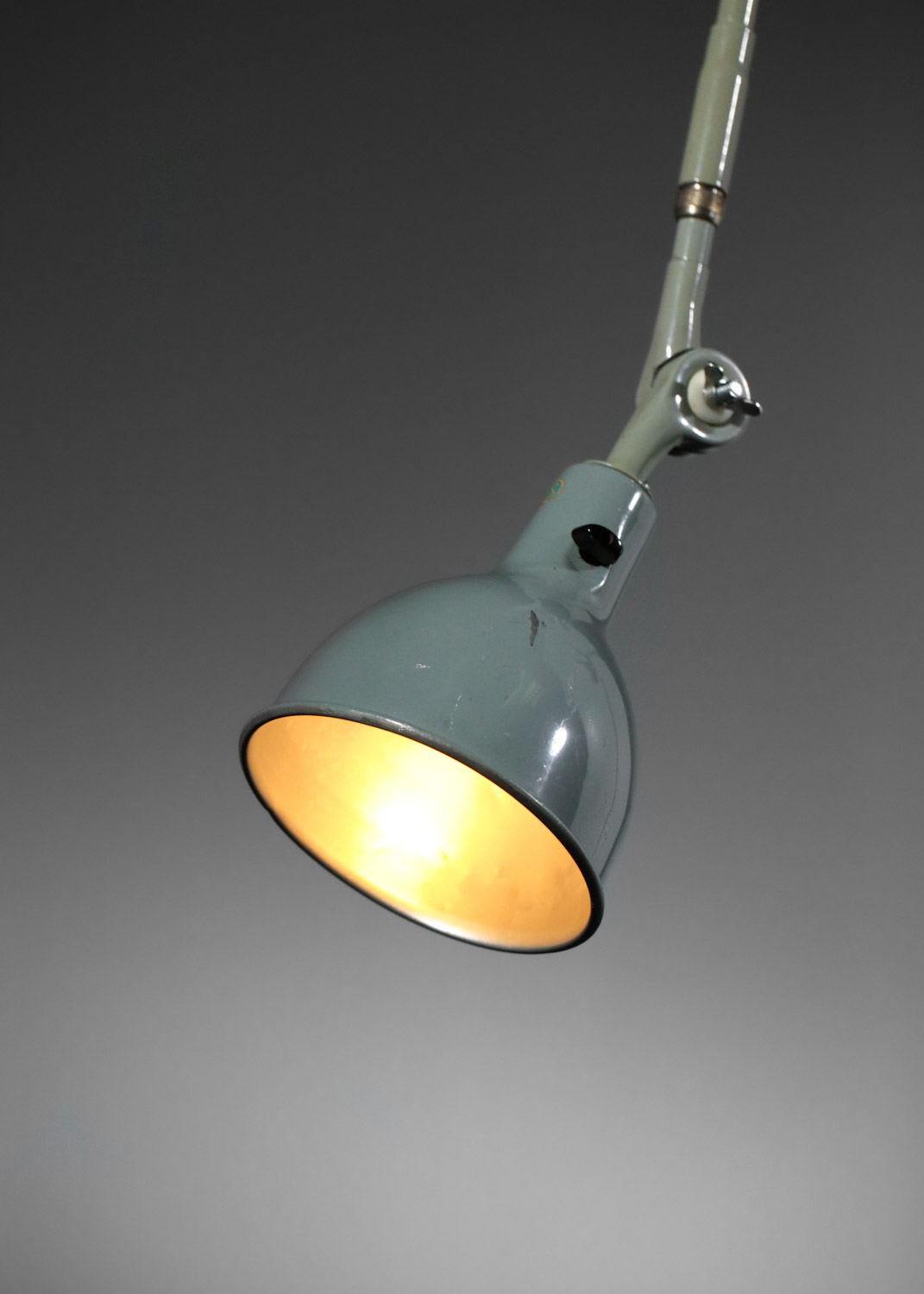 Lampe industrielle suédoise années 60 en métal gris bleuté Ericsson - H686