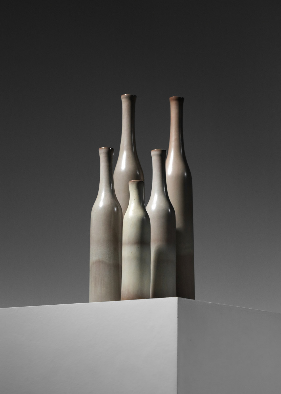 ensemble de cinq vases en céramique Jacques et Danièle Ruelland émaillés gris - G362