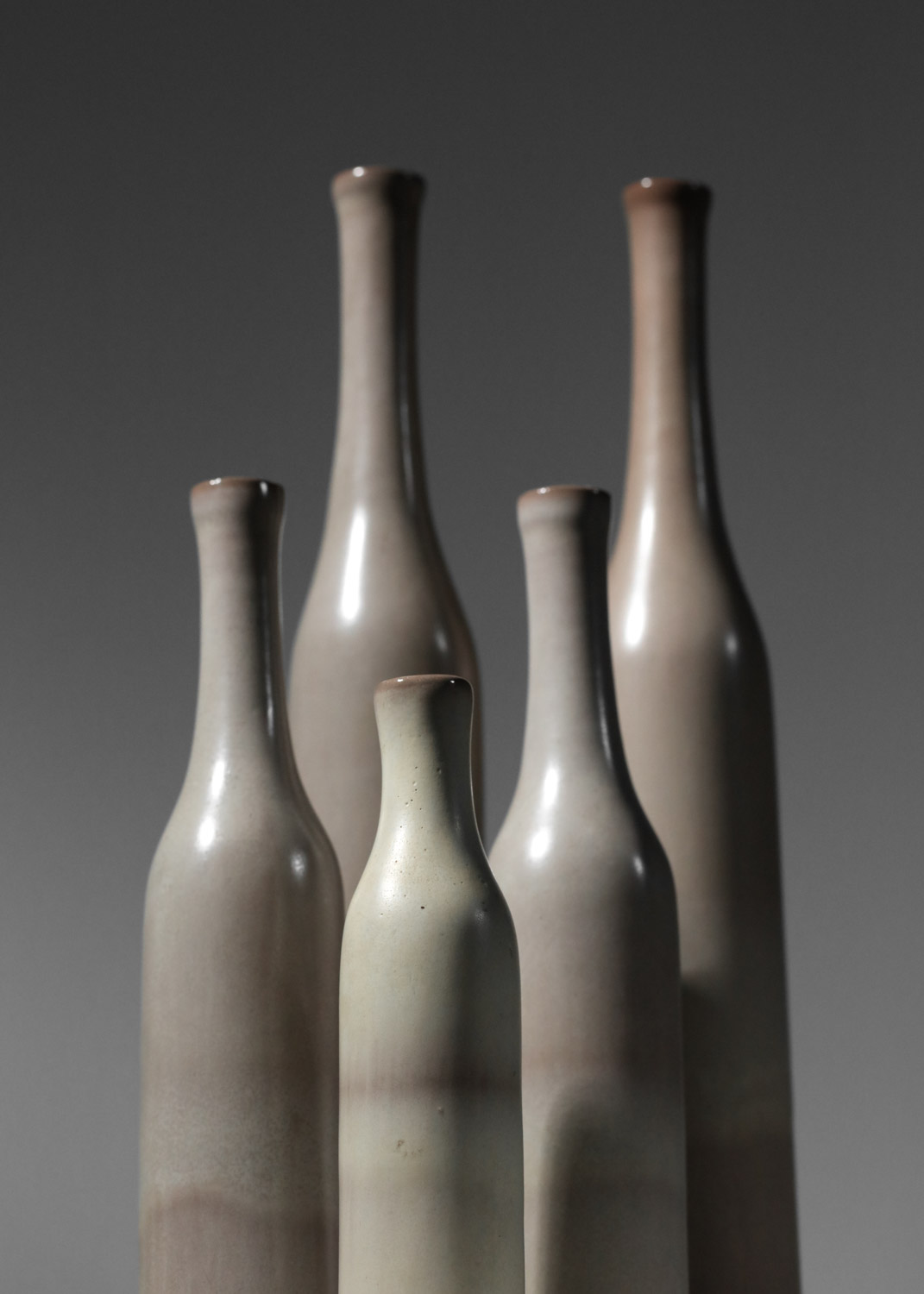 ensemble de cinq vases en céramique Jacques et Danièle Ruelland émaillés gris - G362