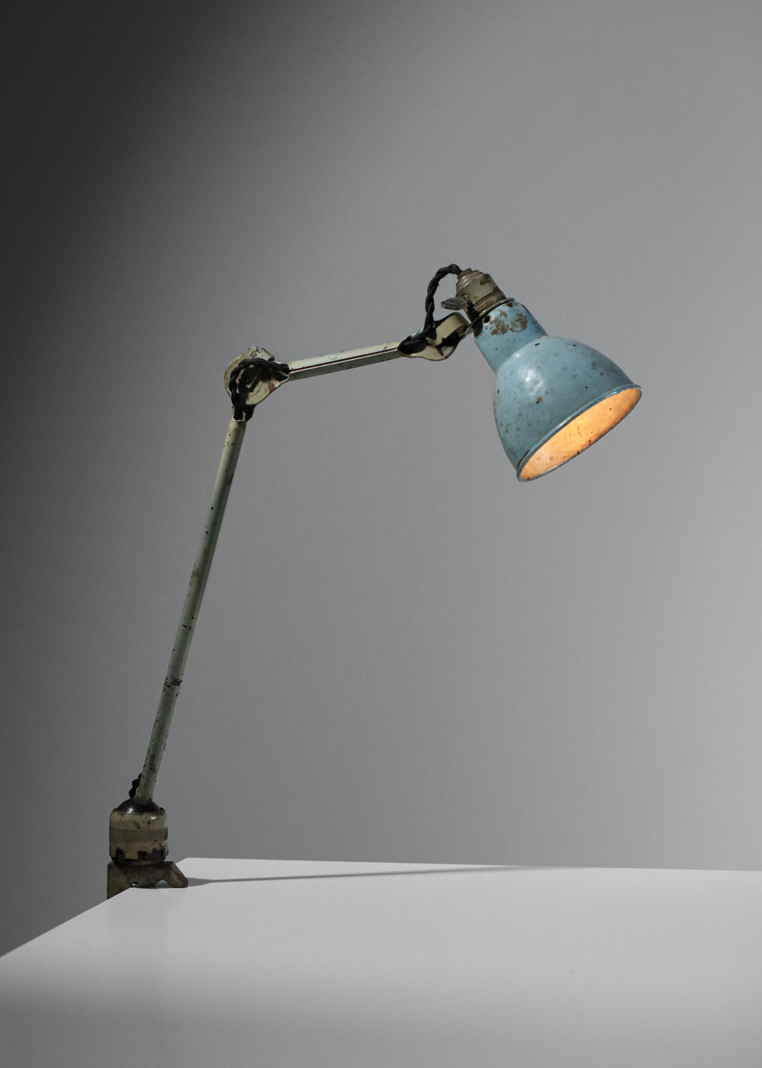 Lampe de table bleue étau par Albert Albin Gras années 50 Le Corbusier - H670