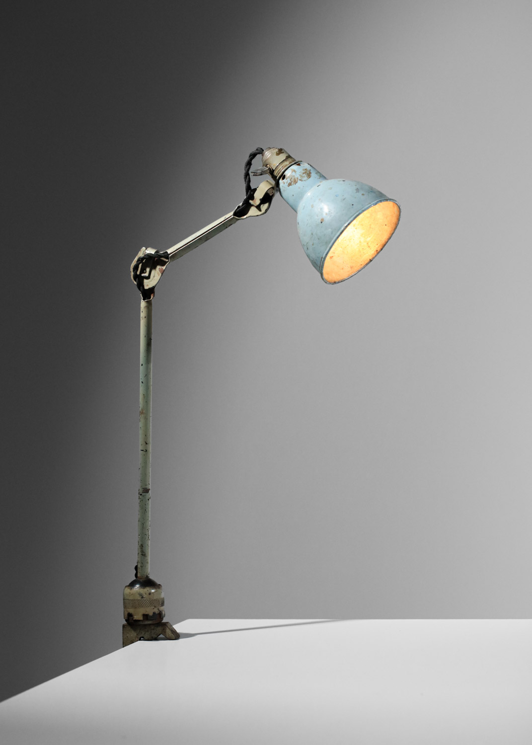Lampe de table bleue étau par Albert Albin Gras années 50 Le Corbusier - H670