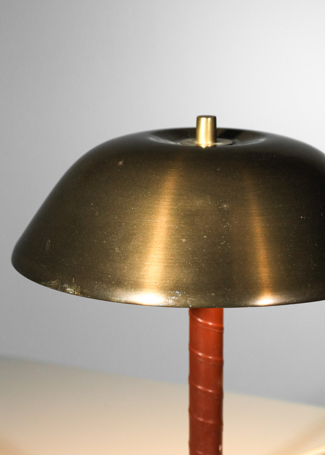 lampe de table suedoise en laiton et cuir scandinave H660 2200 2000