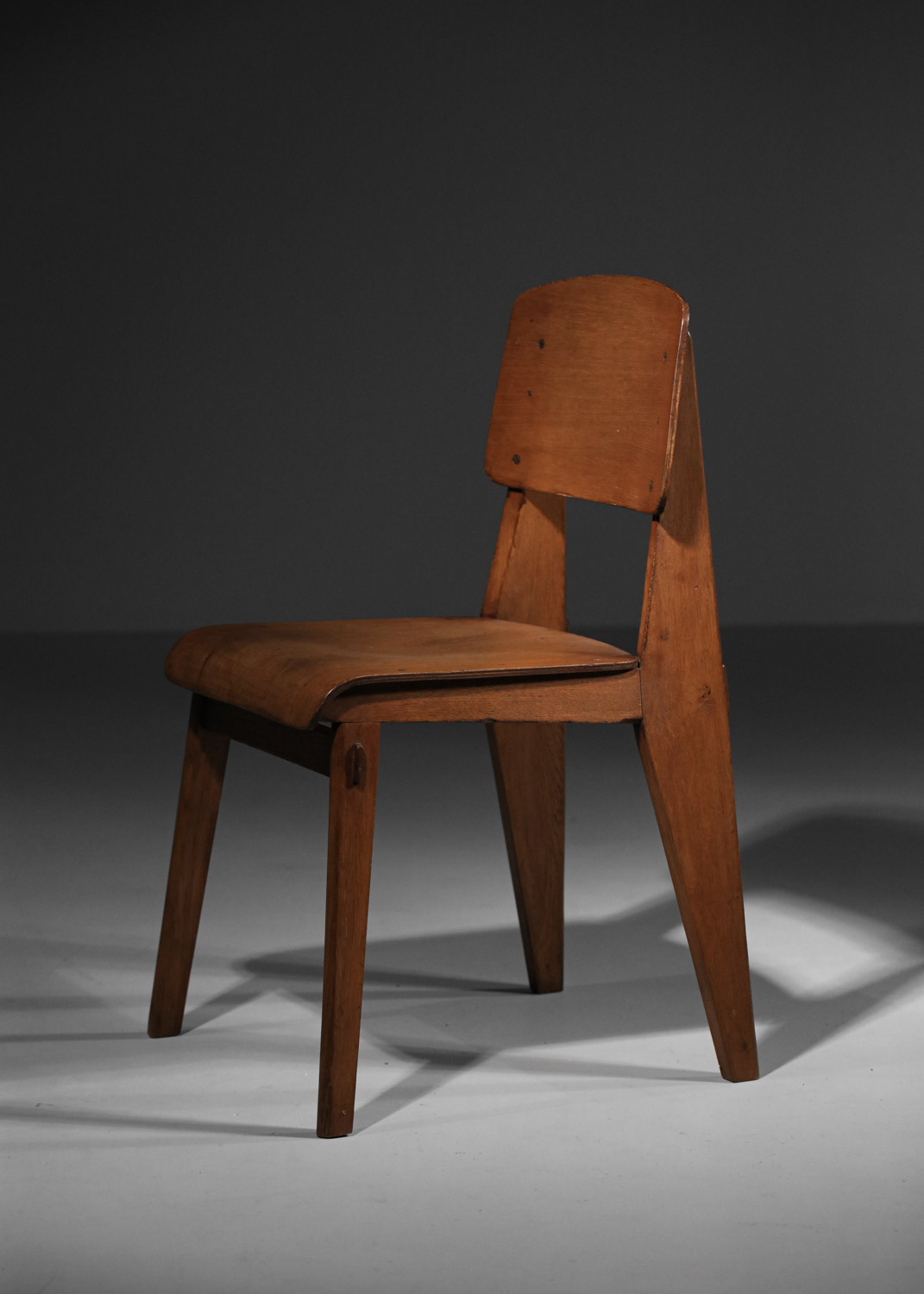 paire de chaises Jean Prouvé standard dit "tout bois" en chêne et contre plaqué.