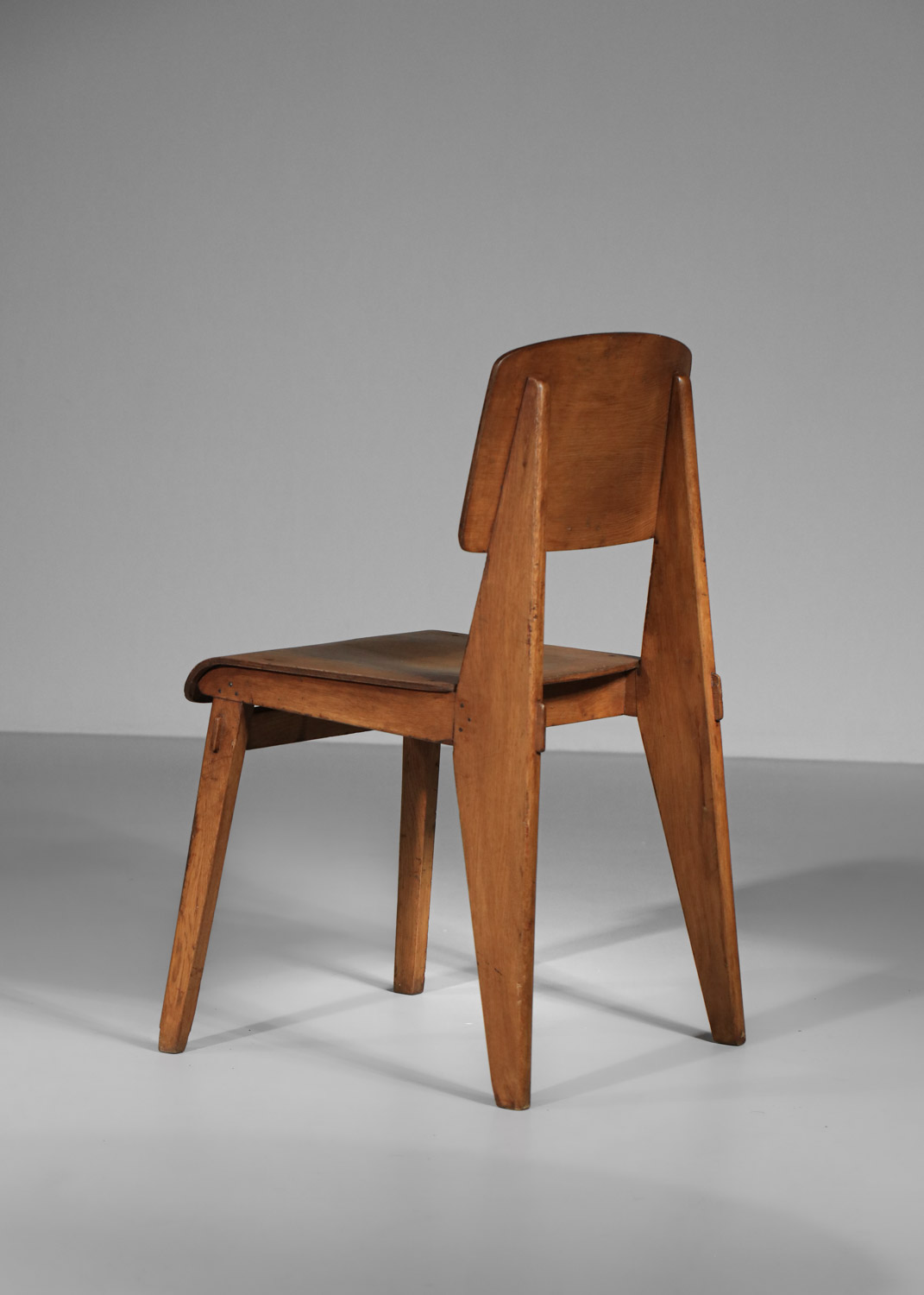 paire de chaises Jean Prouvé standard dit "tout bois" en chêne et contre plaqué.