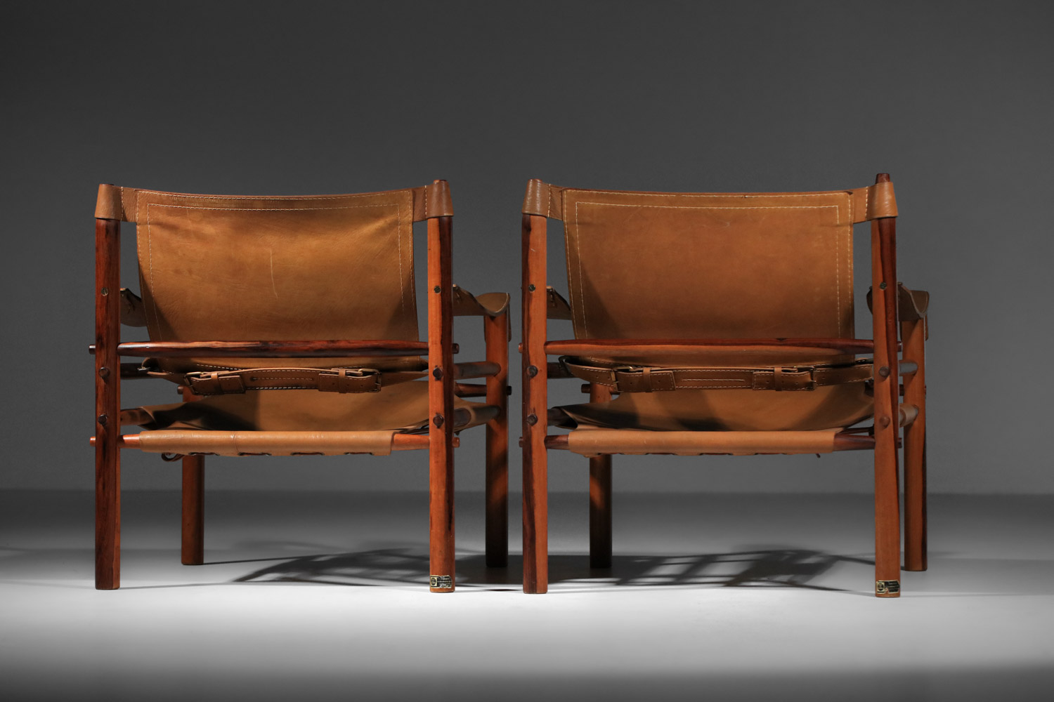 paire de fauteuil safari par Arne Norell en cuir patiné et palissandre de rio F605