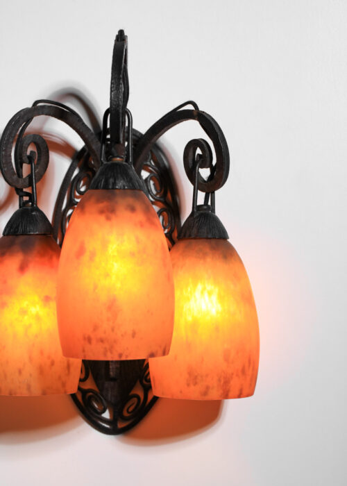 Une applique 3 tulipes en verre Daum nancy art déco en fer forgé - I148