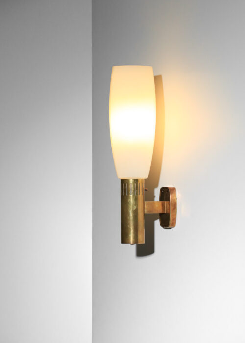 applique stilnovo flambeau en laiton et opaline italienne années 60