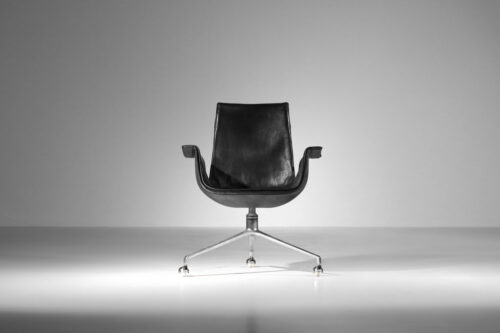 fauteuil de bureau kastholm et fabricius en cuir noir pour kill international tripode bas I117