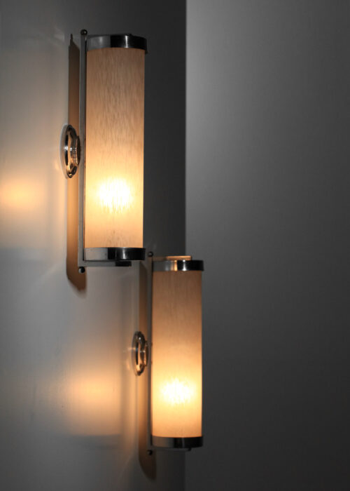 paire d'appliques modernistes années 40 en pâte de verre mouchetée et structure en laiton chromé