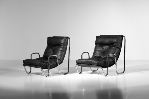 paire de fauteuils des années 70 en tubes d'acier chromé et cuir noir