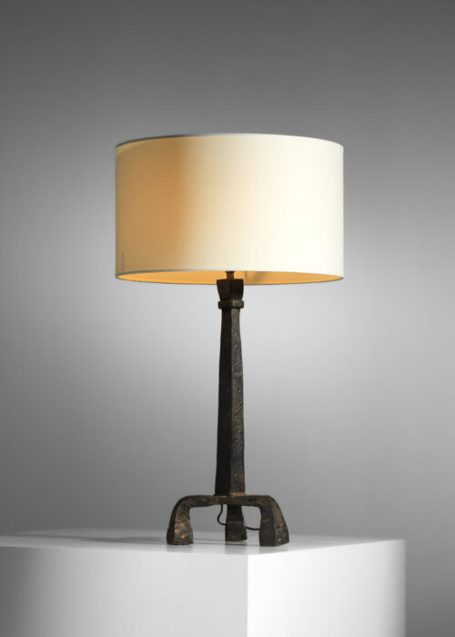 lampe de table en fer battu tripode dans le goût de diego giacometti - H054