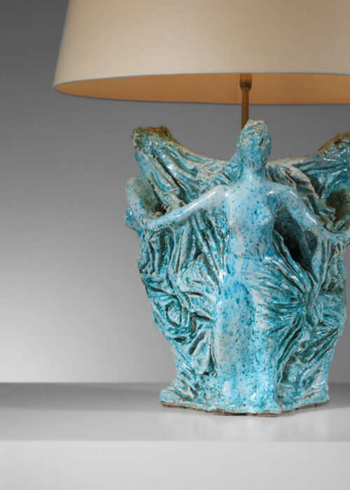 Grand pied de lampe en céramique à décor de trois dryades bleues non identifiées - H333