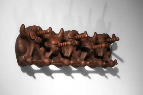Porte manteaux bois massif sculpté art populaire années 50