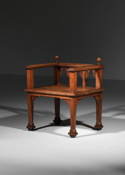 fauteuil art nouveau à decor gothique des années 1920 en bois
