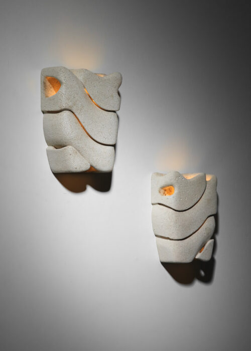 paire d'appliques en pierre reconstituée sculptée signée non identifiée - I326