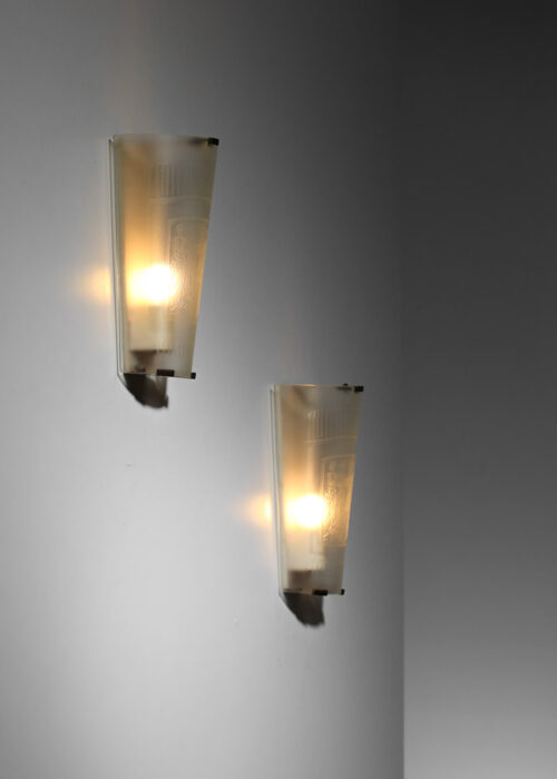 paire d'appliques en verre gravé à décor antique