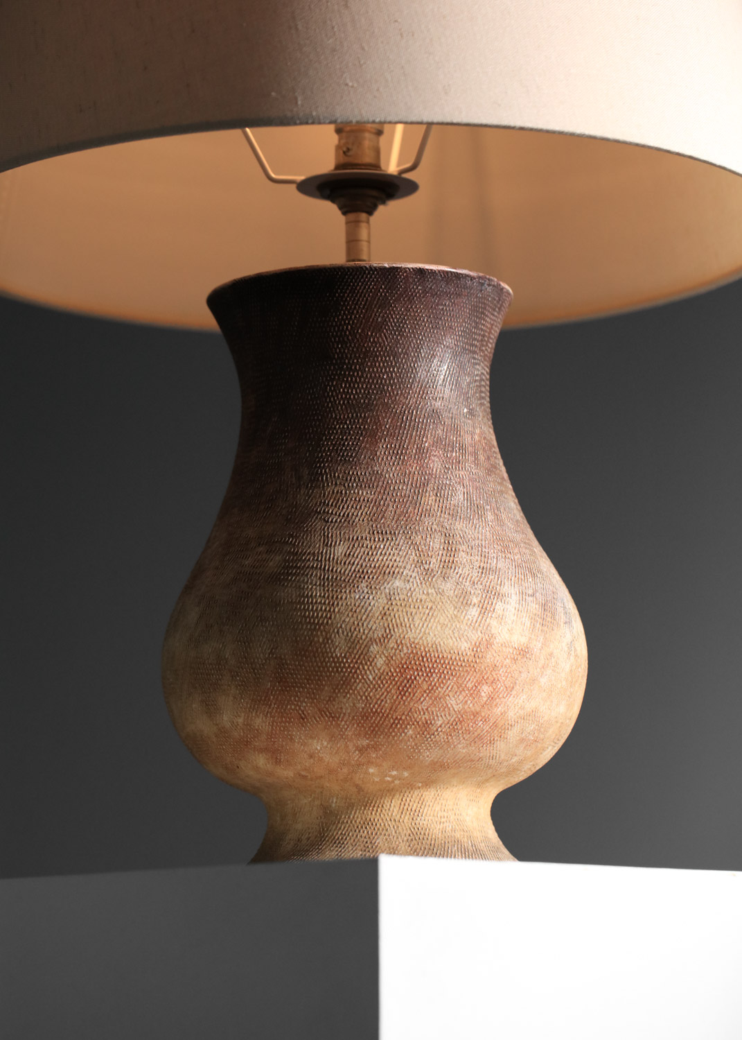 grande lampe de table en céramique dans le style de jean besnard art déco signée am - I67 grande lampe de table en céramique dans le style de jean besnard art déco signée am - I67