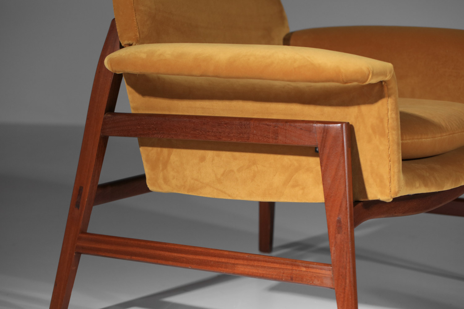 Paire de fauteuils attribués à Gianfranco Frattini en velours des années 1950 - I175 Paire de fauteuils attribués à Gianfranco Frattini en velours des années 1950 - I175