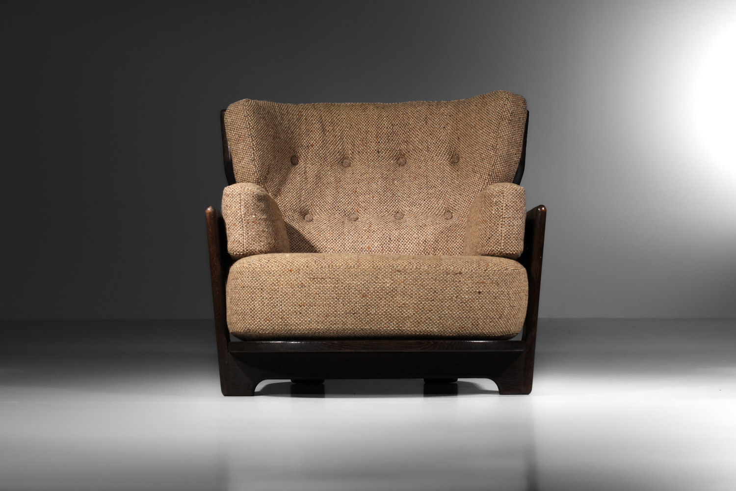 grand fauteuil guillerme et chambron en chêne teinté tissu beige années 60 - J252 bis grand fauteuil guillerme et chambron en chêne teinté tissu beige années 60 - J252 bis