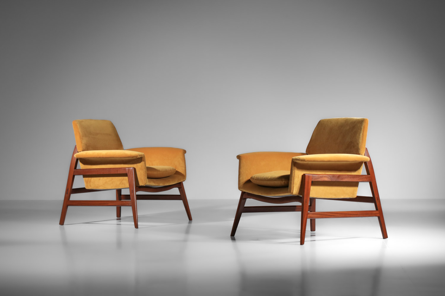 Paire de fauteuils attribués à Gianfranco Frattini en velours des années 1950 - I175 Paire de fauteuils attribués à Gianfranco Frattini en velours des années 1950 - I175