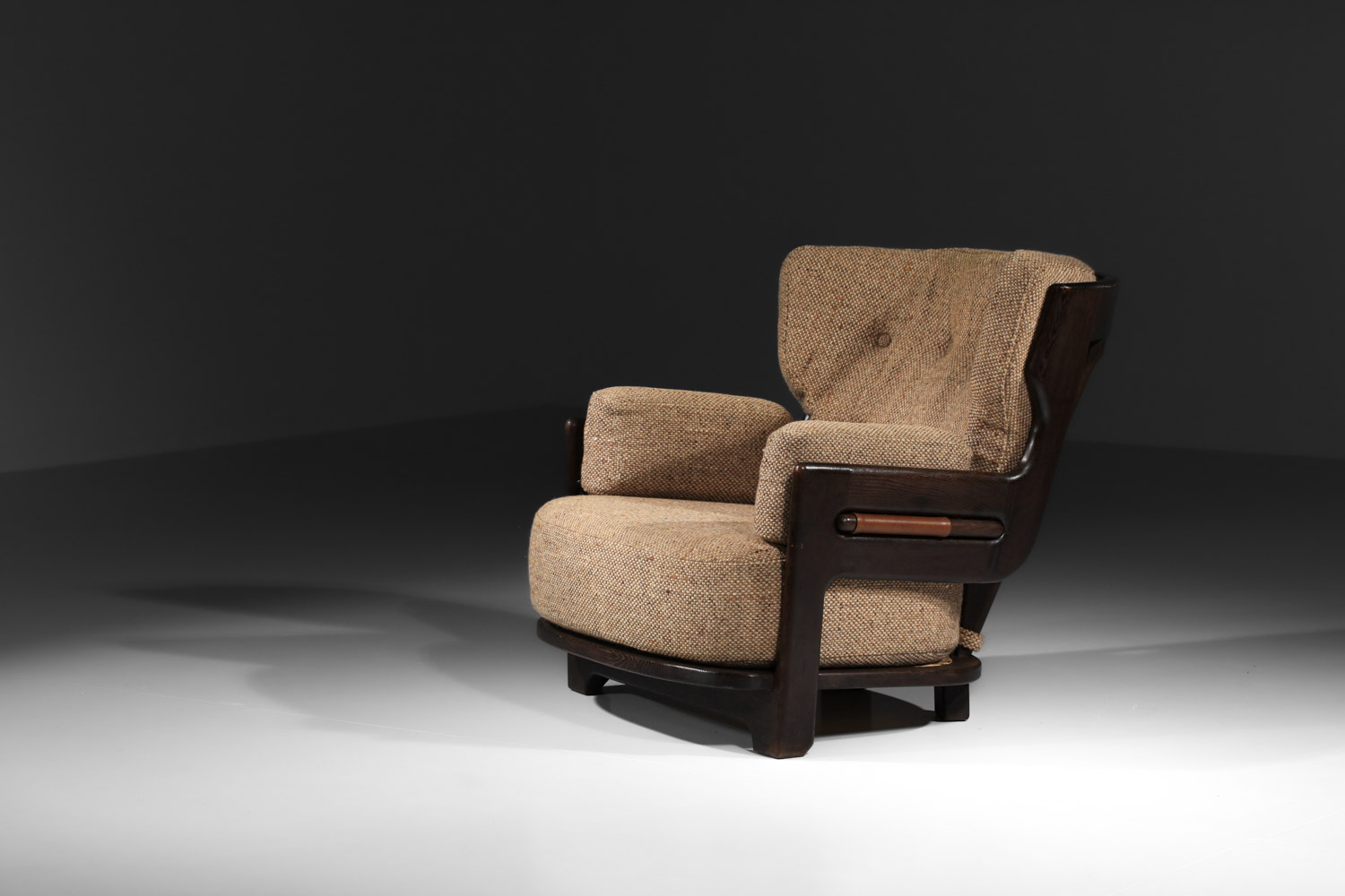 grand fauteuil guillerme et chambron en chêne teinté tissu beige années 60 - J252 bis grand fauteuil guillerme et chambron en chêne teinté tissu beige années 60 - J252 bis