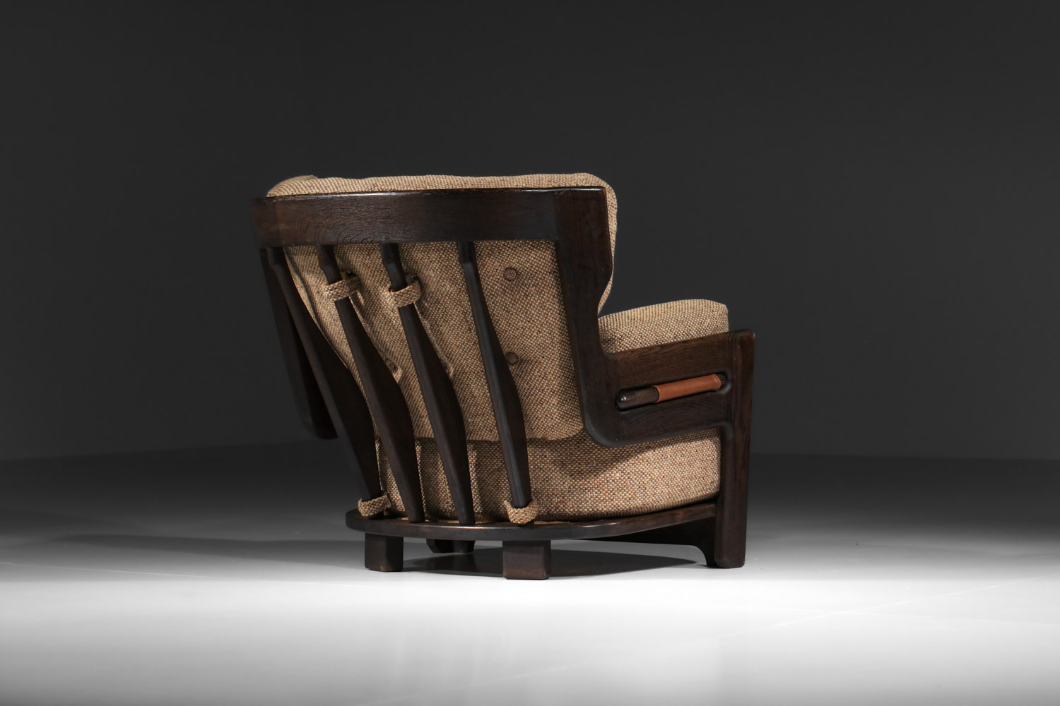 grand fauteuil guillerme et chambron en chêne teinté tissu beige années 60 - J252 bis grand fauteuil guillerme et chambron en chêne teinté tissu beige années 60 - J252 bis