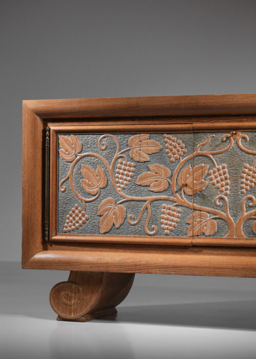 grand buffet enfilade rené et gilbert schmitt en chêne cérusé à décor de feuilles de vigne années 40 - J010