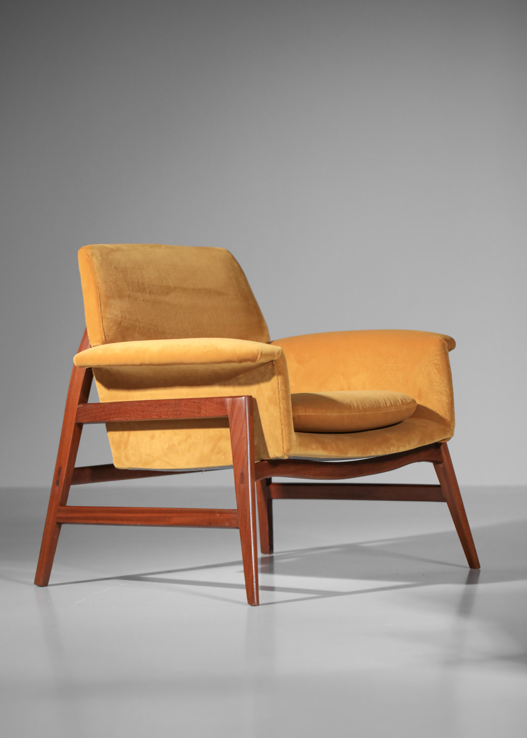 Paire de fauteuils attribués à Gianfranco Frattini en velours des années 1950 - I175 Paire de fauteuils attribués à Gianfranco Frattini en velours des années 1950 - I175